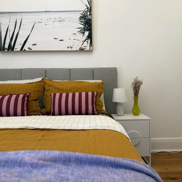 Glenelg Beachside Bungalow - just steps from the sea!，位于格莱内尔格的酒店