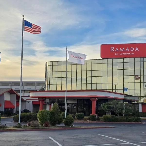 Ramada by Wyndham Tulsa Broken Arrow，位于布罗肯阿罗的酒店