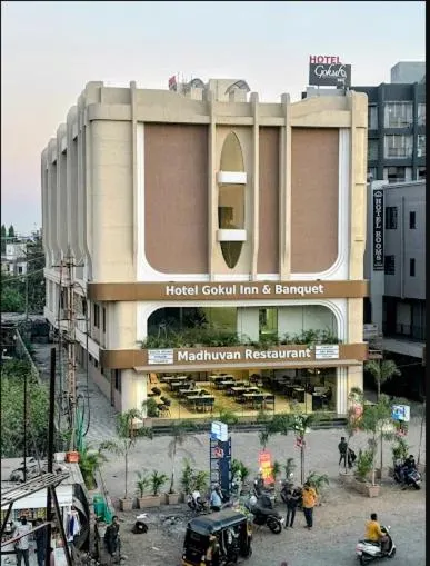 Hotel Gokul Inn & Banquet，位于瓦皮的酒店