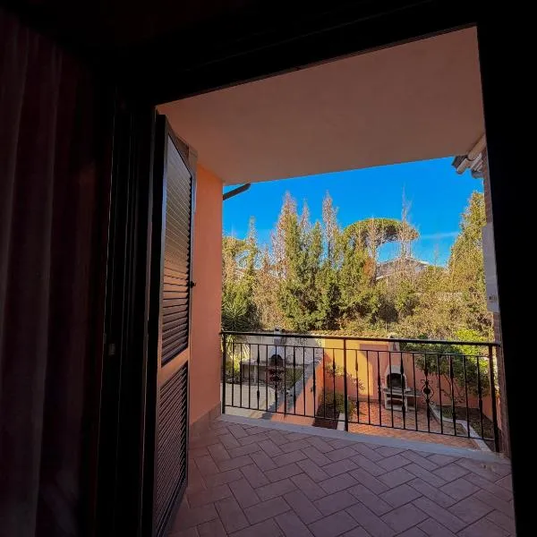 RESIDENZA I GIRASOLI - Spacious private house near the sea, quiet residential area - Lido dei Pini ANZIO，位于安齐奥的酒店