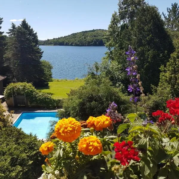 Private Guest Suite with 2 Rooms, Pool, Lake Access，位于斯托纳姆的酒店