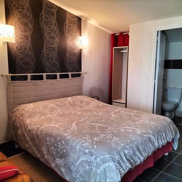 A l'orée des champs, 3 étoiles, climatisé, lit king-size, piscine d'été，位于拉克雷奇的酒店