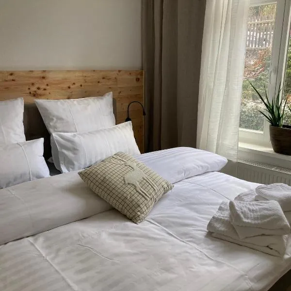Villa Schlossblick III - Zeit zum Träumen in exklusiver Suite "Zirbennest", Parkplatz, Smart-TV, WLAN，位于韦尼格罗德的酒店