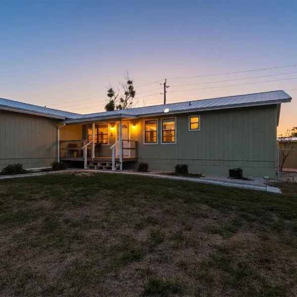 Bright Furnished Home in Coastal，位于恩格尔伍德的酒店