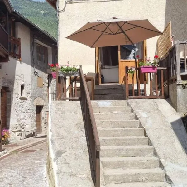 maison de village au calme dans quartier médiéval，位于Saint-Crépin的酒店