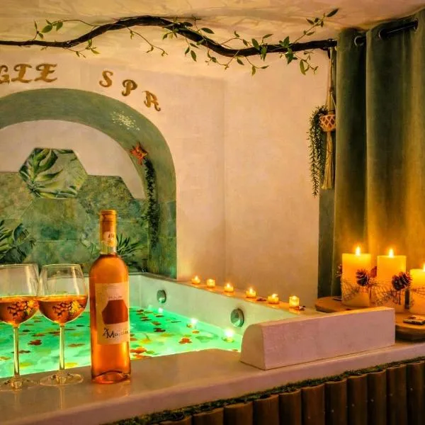 Jungle Spa - Cocon tropical et romantique avec balnéo en plein coeur de Pézenas !，位于佩兹纳斯的酒店