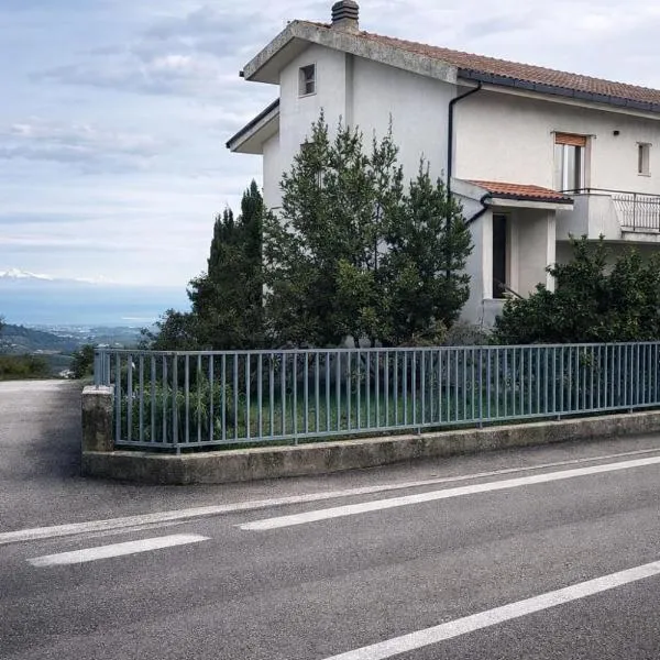 Da Jack Apartment with garden and parking, Penne Ideal for families and pets，位于Penne的酒店