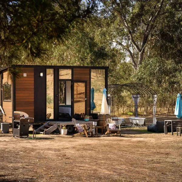 Womburra Vineyard Tiny Stay by Tiny Away，位于Redbank的酒店