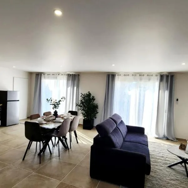 La maison des Vignes est climatisée avec ménage, draps et serviettes inclus,位于Tabanac的酒店