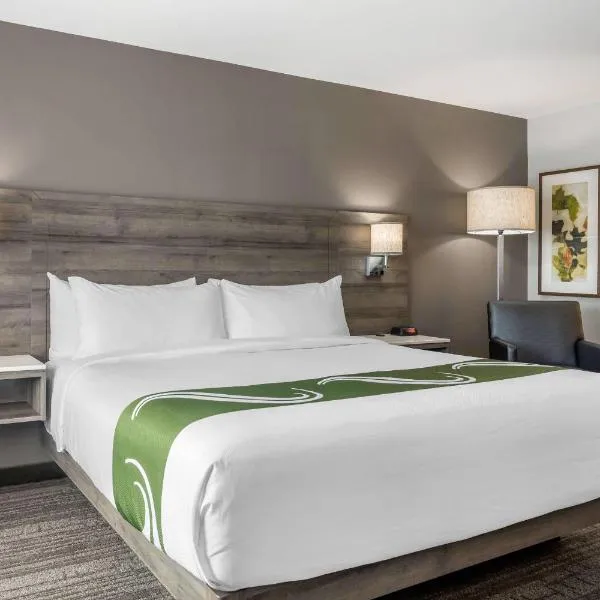 Quality Inn & Suites Amsterdam，位于弗雷德里克顿的酒店