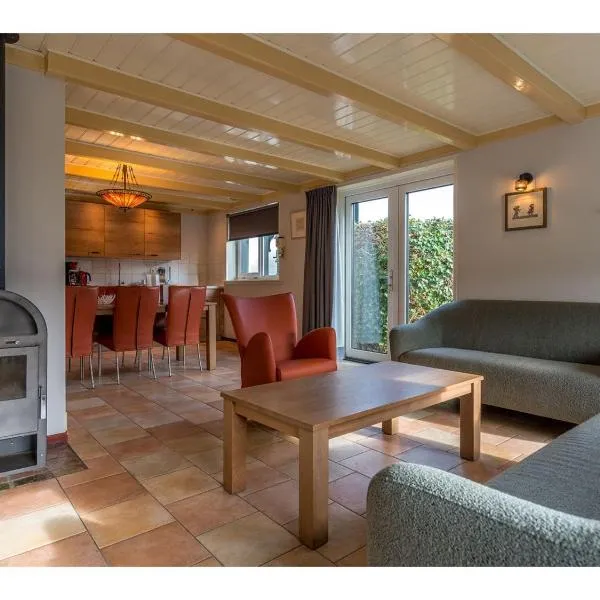 Lovely Holiday Home in Texel near Sea，位于Oost的酒店