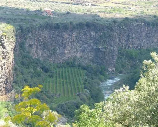 Cuntarati - Nature Tourism Simeto Etna，位于布龙泰的酒店