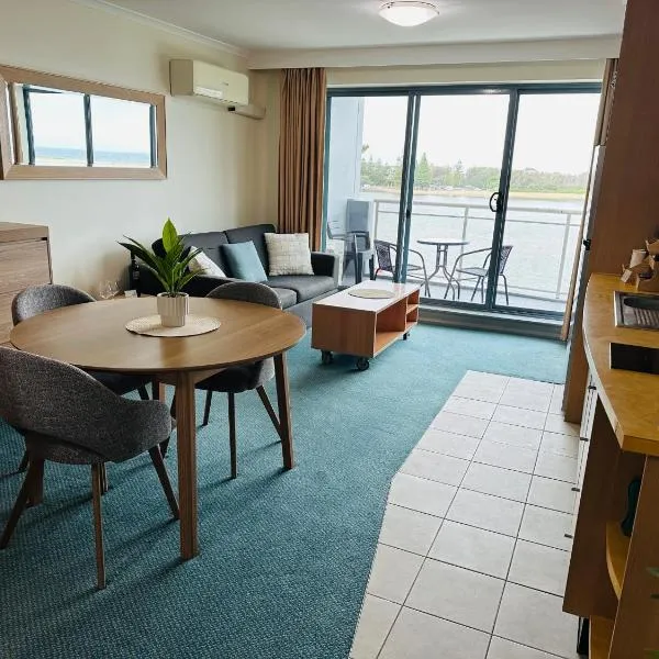 1 Bedroom Waterfront Apartment - Rooftop Pool & Spa，位于安特兰斯的酒店