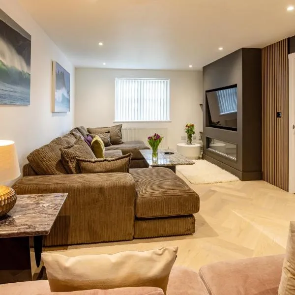 Luxe Detached 3 Bed Luxe House on Exclusive Private Estate Close to Coast Free Hot Tub Sleeps 6 Private Parking for 2 Cars，位于纽林的酒店