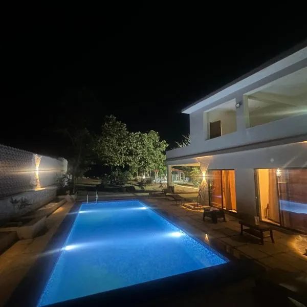 Moksha farms -3bhk private villa with pool and nature，位于Pālghar的酒店
