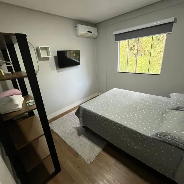 Quarto privativo com Banheiro compartilhado próx ao Hospital e centro，位于布吕斯克的酒店