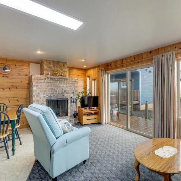 Sanderling Sea Cottages, Unit 3 w/ Private Balcony，位于沃尔德波特的酒店