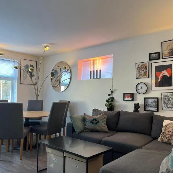 Spacious Private House - Big Garden & Free Parking，位于沃斯的酒店