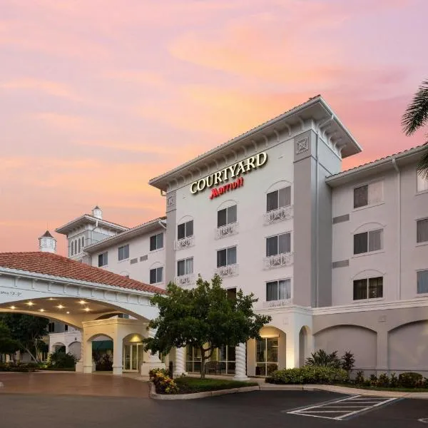 迈尔斯堡75号州际公路及湾岸中心万怡酒店，位于埃斯特罗的酒店