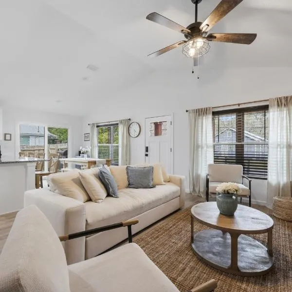 Cozy Coastal Cottage Minutes to Beach and Downtown，位于圣奥古斯丁的酒店