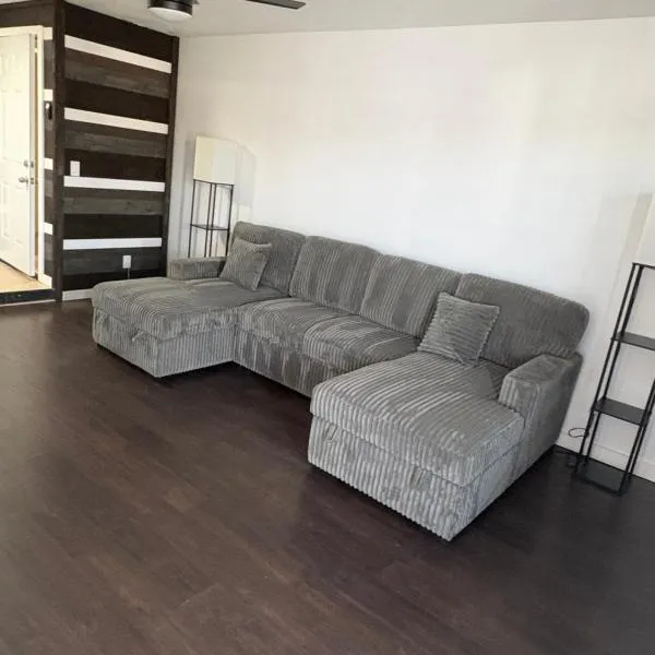 Private Oasis Condo with River views across from Laughlin，位于布尔海德市的酒店