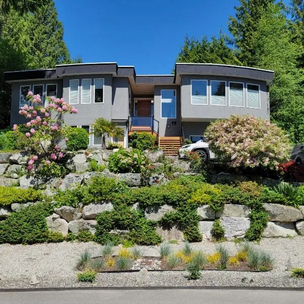 Modern Coastal 2BR Retreat with Private Hot Tub in Vancouver BC，位于西温哥华的酒店