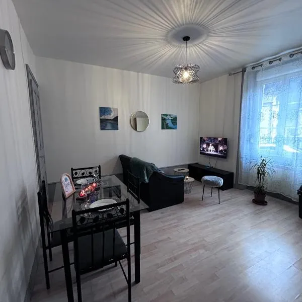 L azur Jurassien séjour chaleureux dans le Jura，位于圣克洛德的酒店