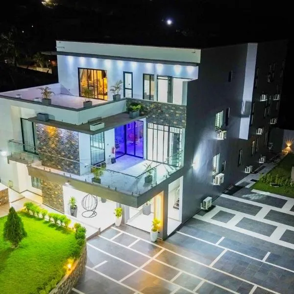 Luxury Bedroom Suites in Aburi with Pool & Jacuzzi，位于Aburi的酒店