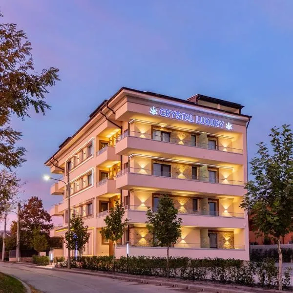 Crystal Luxury，位于克拉约瓦的酒店