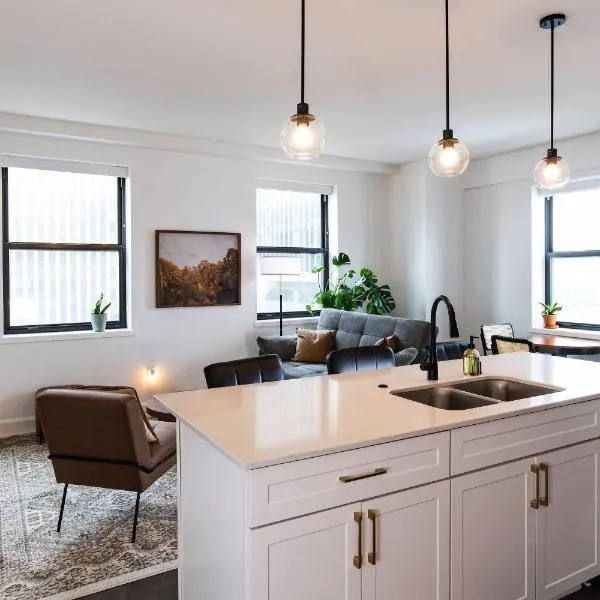 Luxury Downtown Apt with Parking, Gym, and Lap Pool · Sleeps 4-5，位于密尔沃基的酒店