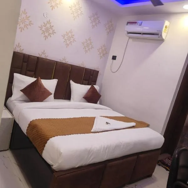 Hotel 7 Stay -Green Park Metro Gate 1，位于诺伊达的酒店