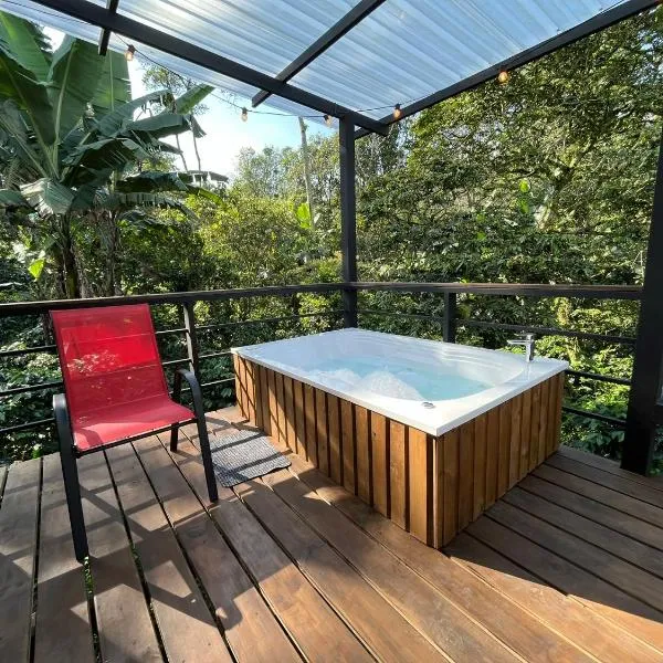 Cabaña tipo glamping en finca cafetera con zonas verdes, avistamiento de aves, paisaje cafetero，位于圣弗朗西斯科的酒店