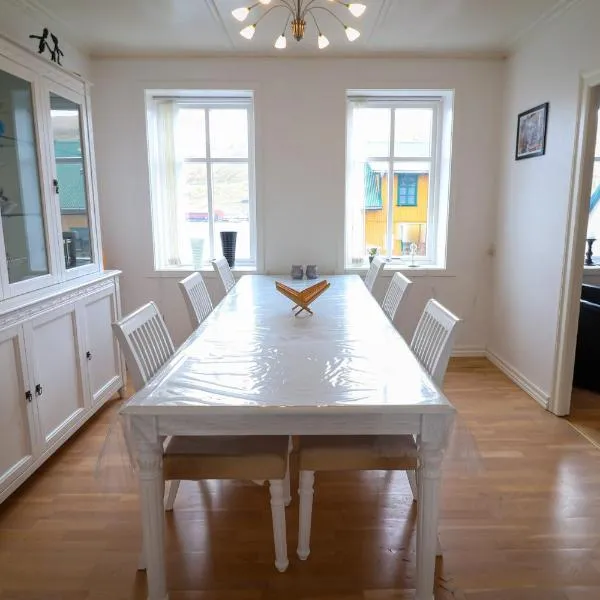 Spacious 3-Bedroom Apartment with Comfy Beds in Central Vágur, Island of Suðuroy,位于Vágur的酒店