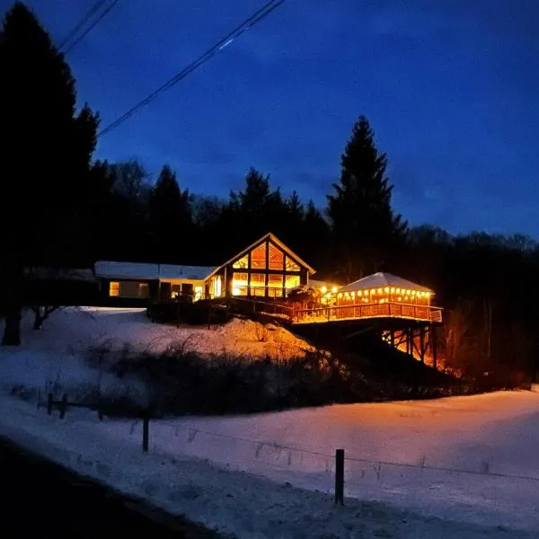 The Blue House On The Hill Catskills—Views，位于Claryville的酒店