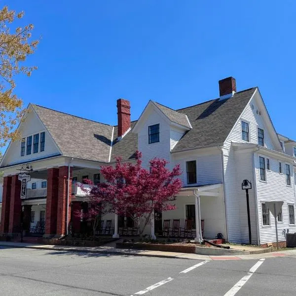 The NuWray Hotel & Carriage House，位于Burnsville的酒店