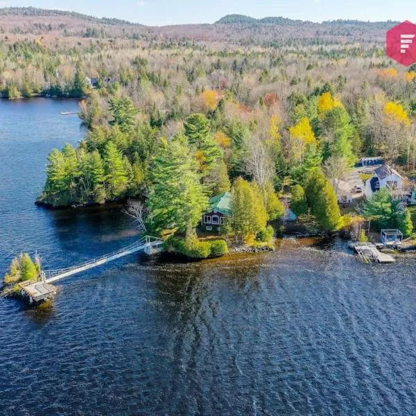 Aux Berges du Pont Suspendu - Chalet Île privée Spa Bord du lac - Estrie，位于Saint Denis de Brompton的酒店
