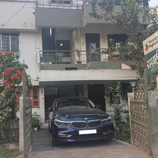 Cherry On The Top Homestay with AC in one bedroom，位于戈尔哈布尔的酒店