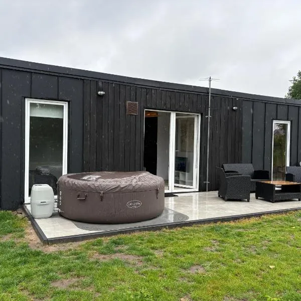 Domek nad Strugą przy stawach 10 km od Warszawy" Jacuzzi na zamówienie"，位于Halinow的酒店