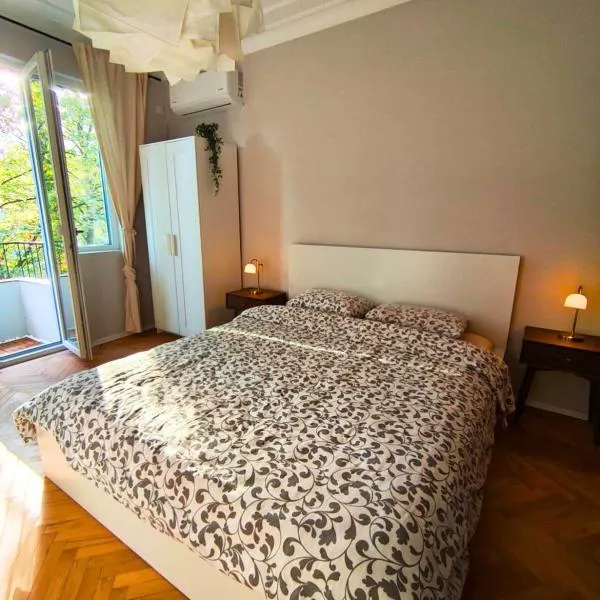 Serenity Lodge, close to NDK!，位于索非亚的酒店