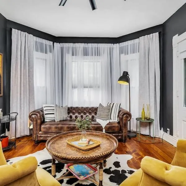 Enchanting Bungalow - 2BR Historic Hidden Gem，位于Xenia的酒店