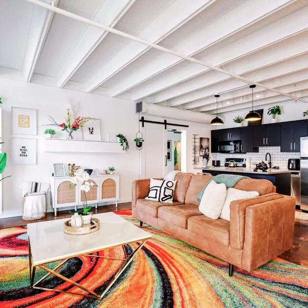 Luxury 2BR 2BA Loft Ice District W Heated Parking，位于埃德蒙顿的酒店
