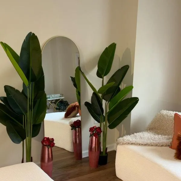 Luxury, Chic, Apt with Game Room, Movie Theatre, & 24hr Gym，位于洛克维尔的酒店