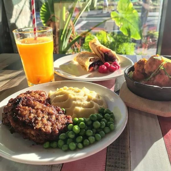 Breakfast & Dinner Included - Top-Floor Apartment Maroochydore CBD，位于玛志洛的酒店