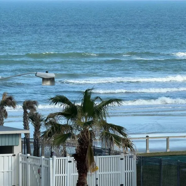 Relaxing 1bd 1ba Condo - Ocean Front Complex in New Smyrna Beach，位于新士麦那海滩的酒店