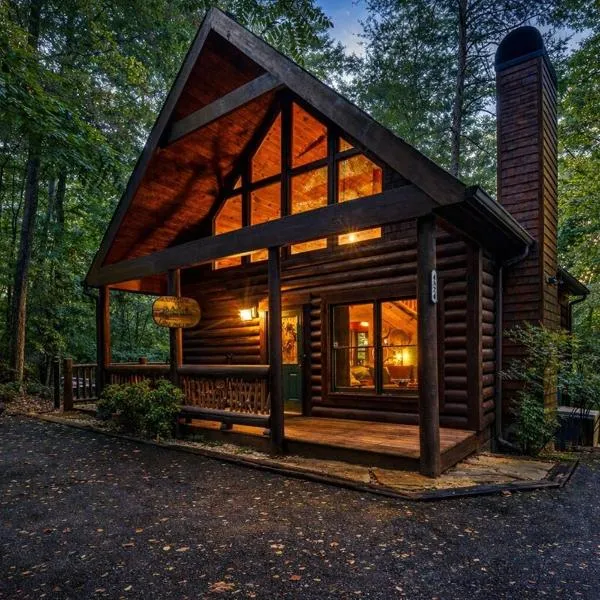 Little Pine Lodge a Smokies Hideaway - 1 mi to GSMNP - King Suite & Loft, Fireplace, Hot Tub & BEARS!，位于赛维尔维尔的酒店