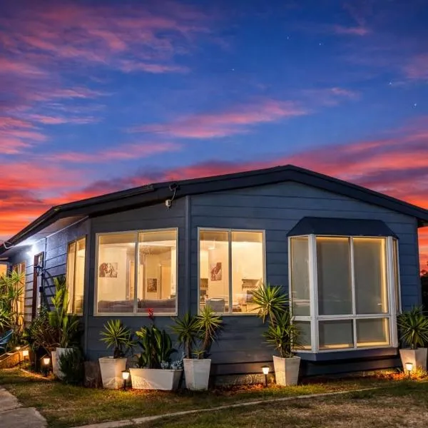 Private Farmhouse & Paddock Available，位于Werribee South的酒店