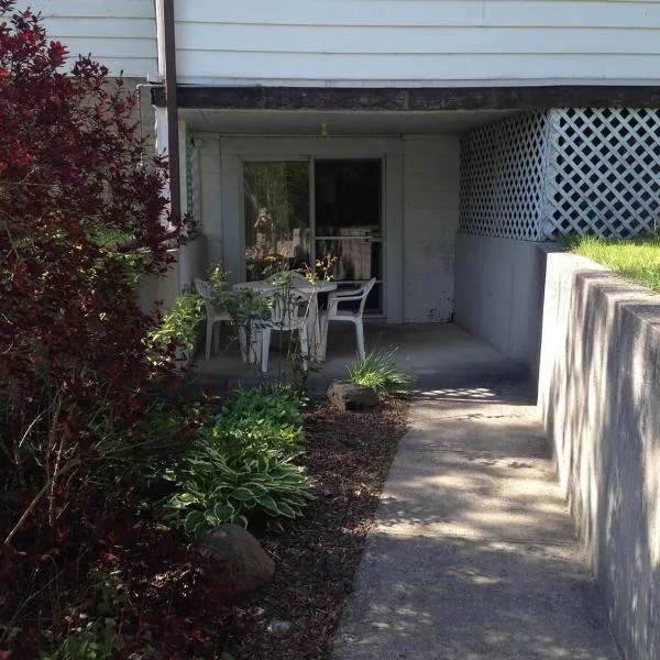 Rustic Retreat，位于Lambton Shores的酒店