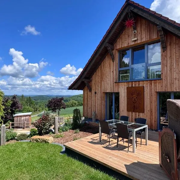 TOP moderne FeWo - Alpakahof zum Himmelreich, traumhafte Lage, Terrasse mit Weitblick, kostenfreier Parkplatz, Nähe Kurklinik, optional Sauna，位于巴特戈特洛伊巴的酒店