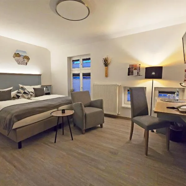 阿蒙市场及啤酒屋斯特库酒店，位于乌埃克尔明德的酒店