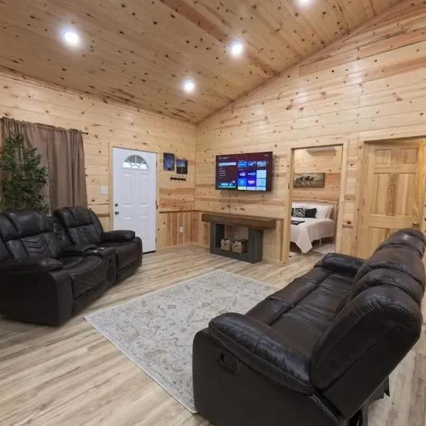 Pet Friendly, New Cabin in Charming Calera，位于Calera的酒店